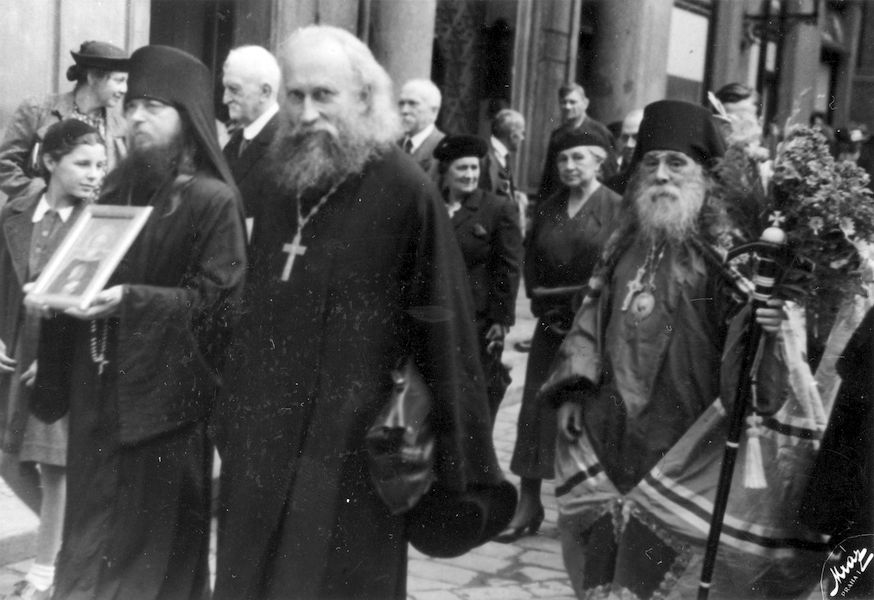 Архимандрит Исаакий, прот. Михаил, Епископ Сергий и прихожане идут из Свято-Николаевского храма в подворье. 5 июля 1940 года.