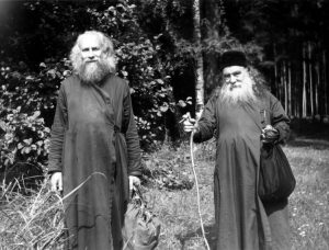В лесу, военный период. Отец Михаил Васнецов с Епископом Сергием (Королёвым)