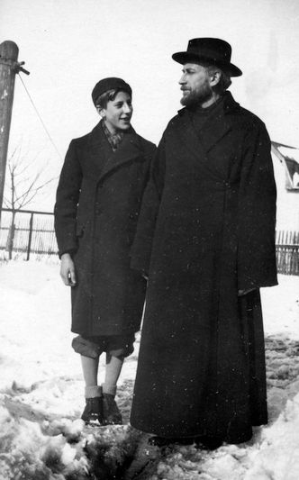 С сыном. 1932-1933 годы.