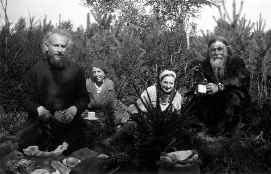 Супруги Васнецовы с Епископом Сергием (Королёвым) в лесу, начало 1930-х годов.