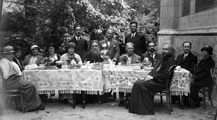 1933–1934 годы. Отец Михаил сидит справа перед столом вполоборота.
