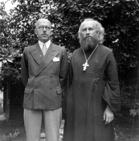 Конец 1930-х годов, с инженером Михаилом Ковалевским.